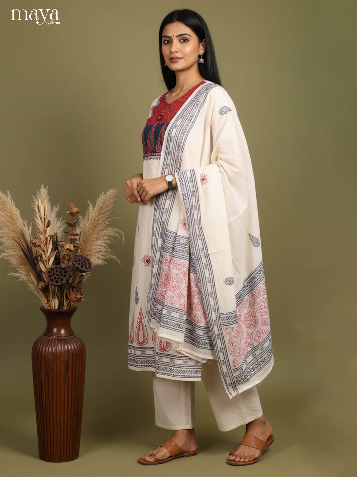 Simple Off-White floral Printed Straight Salwar With Neck Yoke