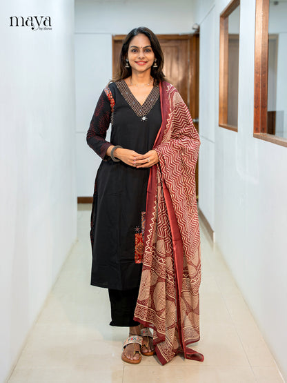 Striking Black Salwar Suit With V Neck & Maroon Printed Dupatta