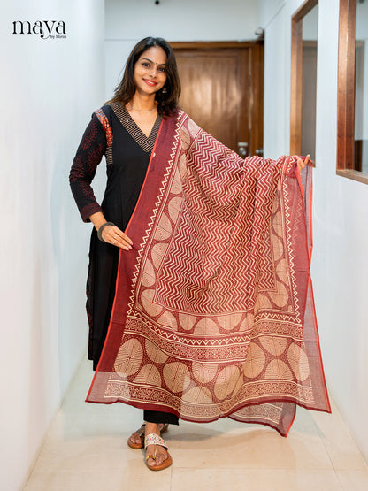 Striking Black Salwar Suit With V Neck & Maroon Printed Dupatta