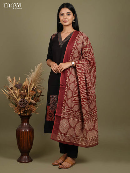 Striking Black Salwar Suit With V Neck & Maroon Printed Dupatta
