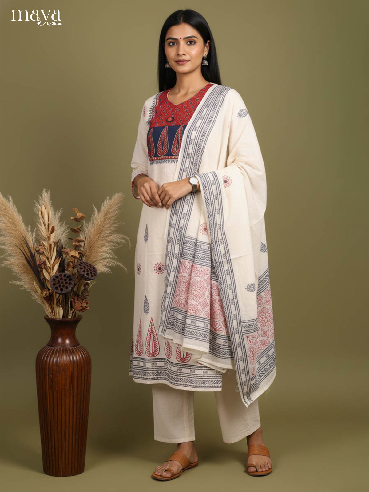 Simple Off-White floral Printed Straight Salwar With Neck Yoke