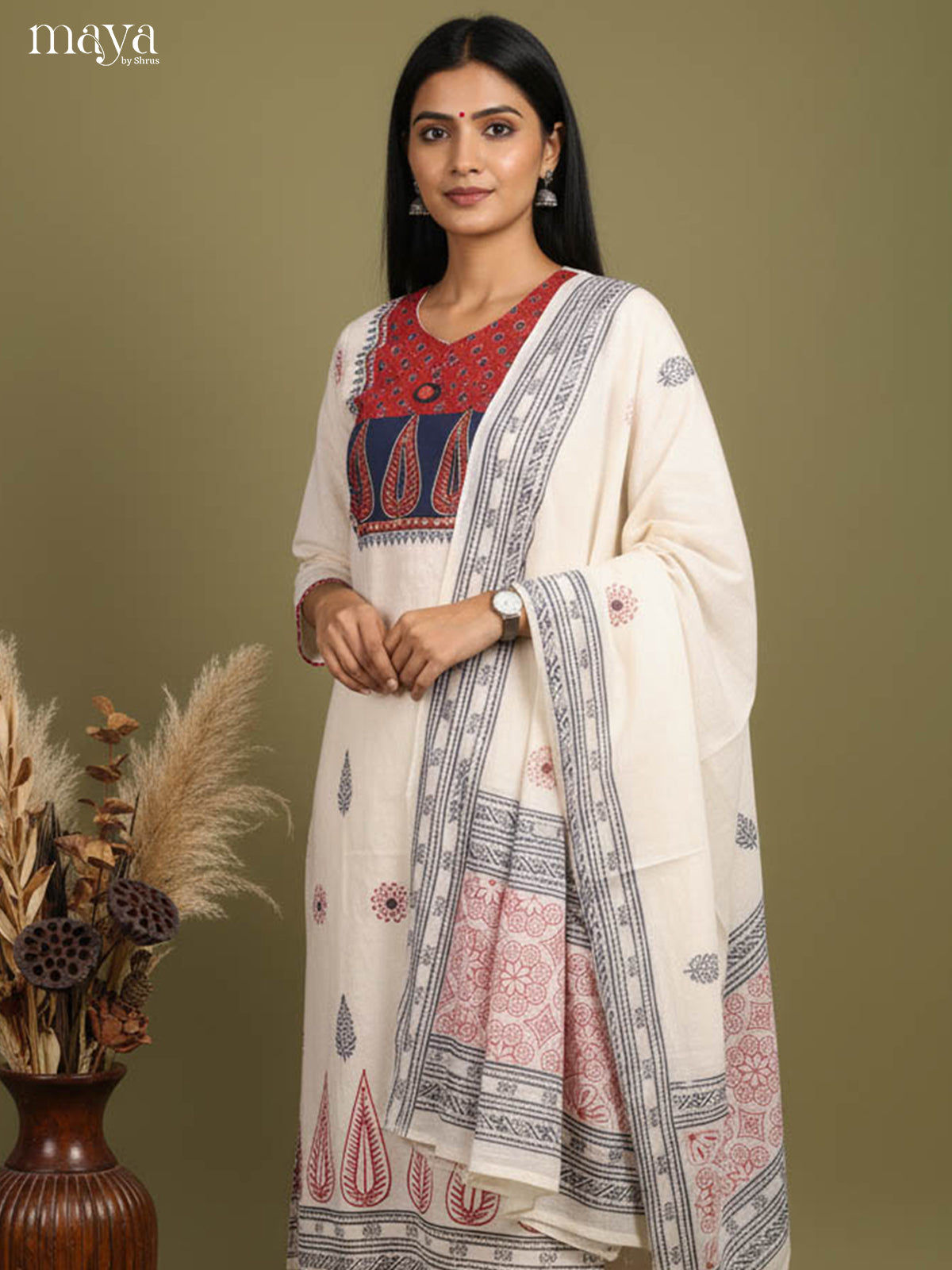 Simple Off-White floral Printed Straight Salwar With Neck Yoke